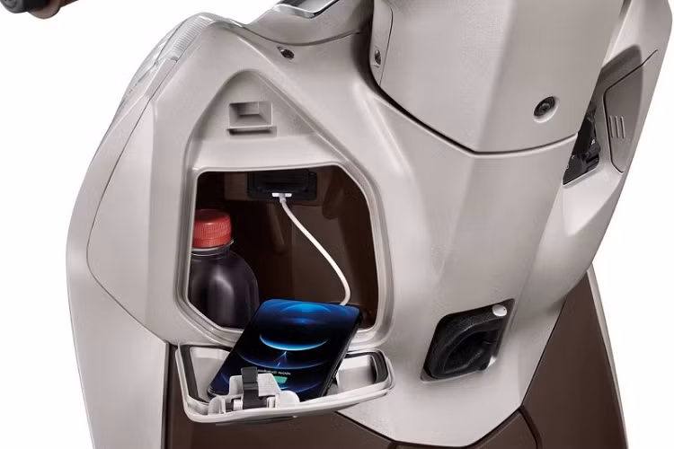 Về mặt trang bị, Honda Lead 125 phiên bản mới tại Thái Lan được trang bị khóa thông minh Smart Key vừa giúp tăng khả năng chống trộm, vừa giúp tìm kiếm xe trong bãi đậu xe dễ hơn.