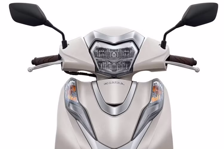 Theo đó, mẫu Honda Lead phiên bản mới tại Thái Lan có cùng thiết kế lẫn trang bị với mẫu Laed 125 đang bán ra tại Việt Nam. Ngoại hình của xe được thay đổi đôi chút theo tiêu chí đơn giản, nhưng vẫn làm nổi bật sự duyên dáng của mẫu xe ga dành cho nữ giới. mặt nạ được tinh chỉnh cá tính hơn với biểu tượng chữ U ngay bên dưới đầu xe, từ đầu đến đuôi xe được điểm xuyết một số chi tiết mạ crôm.