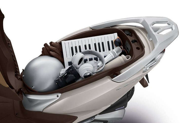 Hệ thống chiếu sáng trên xe cũng trang bị sẵn đèn LED giúp tăng hiệu năng chiếu sáng, đồng hồ analog hiển thị tốc độ kết hợp với màn hình CLCD hiển thị lượng xăng và thời gian. Nâng cấp đáng chú ý nhất của Honda Lead 125 phiên bản mới chính là động cơ eSP+ dung tích 125cc, 4 van thừa hưởng từ mẫu Honda SH Mode.