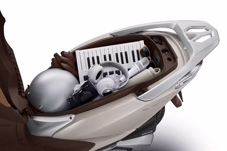 Hệ thống chiếu sáng trên xe cũng trang bị sẵn đèn LED giúp tăng hiệu năng chiếu sáng, đồng hồ analog hiển thị tốc độ kết hợp với màn hình CLCD hiển thị lượng xăng và thời gian. Nâng cấp đáng chú ý nhất của Honda Lead 125 phiên bản mới chính là động cơ eSP+ dung tích 125cc, 4 van thừa hưởng từ mẫu Honda SH Mode.