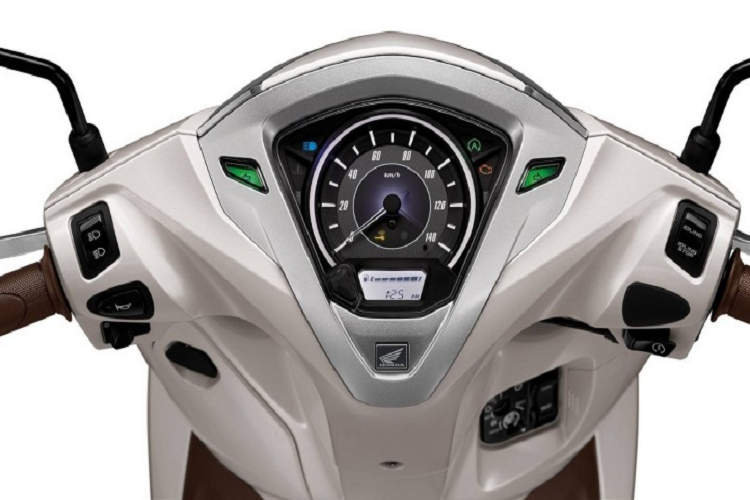 Theo công bố, mức tiêu thụ nhiên liệu của động cơ này là 1,9 lít/100 km. Động cơ của xe cũng được tích hợp công nghệ Idling Stop, có chức năng tự ngắt động cơ sau khi xe dừng hơn 5 giây để tiết kiệm nhiên liệu.