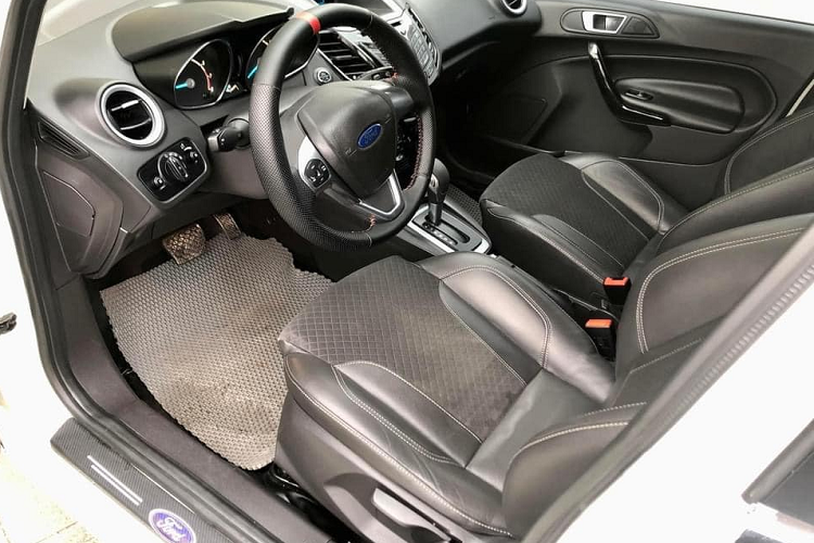 Sức mạnh này là tương đương với động cơ 1.6 lít và 1.8 lít. Xe có chiều dài 3.969 mm, bề ngang 1.722 mm và cao 1.495 mm, chiều dài cơ sở 2.489 mm (ngắn hơn Toyota Yaris (2.550 mm)). Nhìn chung, kiểu dáng ngoại thất Ford Fiesta cá tính, hiện đại hơn Toyota Yaris. Đèn pha chỉ là đèn halogen nhưng có tính năng tự động bật khi trời tối.