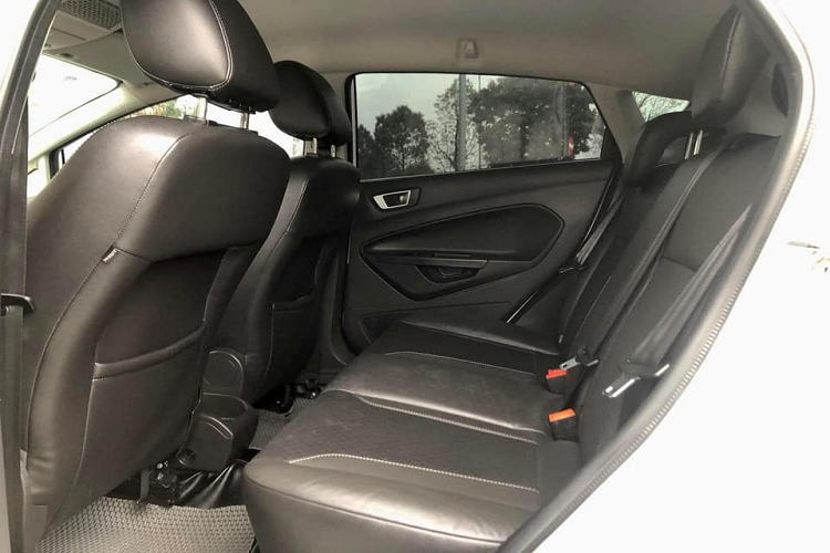 Tiện nghi ở Fiesta khá phong phú với dàn âm thanh 6 loa, hệ thống giải trí SYNC 2 ra lệnh bằng giọng nói, điều hoà tự động, gạt mưa tự động. Tuy nhiên, điểm yếu lớn nhất của Fiesta khiến mẫu xe này không được nhiều người dùng ở Việt Nam ưa chuộng chính là không gian bên trong khá chật chội. Đặc biệt ở hàng ghế sau khi đi đông người.