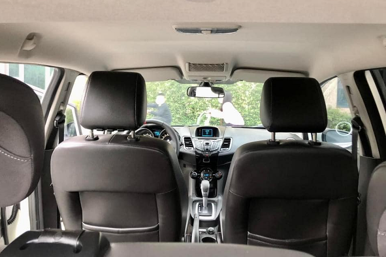 Một ưu thế khác ở Fiesta so với mẫu xe Nhật là công nghệ an toàn khá đầy đủ vào thời điểm năm 2014. Có thể kể đến phân phối lực phanh điện tử, hỗ trợ phanh khẩn cấp, cân bằng điện tử, khởi hành ngang dốc, ABS. Xe có 7 túi khí, hơn hẳn xe Nhật vốn chỉ có 2 túi khí trước.