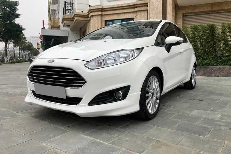 Hiện nay trên thị trường xe cũ, giá xe Ford Fiesta có mức bán ra khoảng dưới 400 triệu đồng rất hấp dẫn với người dùng xe lần đầu. Đời 2016 giá bán dao động 360-390 triệu đồng tuỳ theo phiên bản động cơ 1.5 hoặc động cơ turbo 1.0 lít. Giá bán giảm xuống 330-350 triệu cho đời 2014.