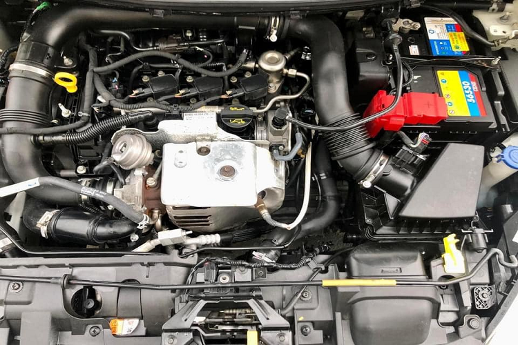 Mức giá xe Ford Fiesta cũ hiện thấp hơn một số xe hạng A như Kia Morning (359 triệu đồng), Toyota Wigo (385 triệu đồng). Ngược lại, đối thủ Toyota Yaris có giá từ 420 triệu trở lên. Chiếc xe trong bài viết là phiên bản 1.0 turbo. Động cơ này cho công suất cực đại 120 mã lưc tại vòng tua 6.000 vòng/phút, mô-men xoắn tối đa 170 Nm kết hợp với hộp số tự động 6 cấp ly hợp kép.
