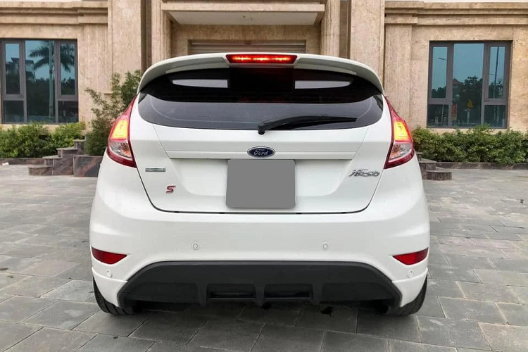 Ngoài ra, thể tích chứa đồ ở cốp xe Fiesta chỉ là 362 lít, khá chật hẹp so với mức 433 lít ở Toyota Yaris. Khối lượng xe nặng hơn gần 200 kg so với đối thủ, nên đầm hơn, nhưng cũng tốn xăng hơn.