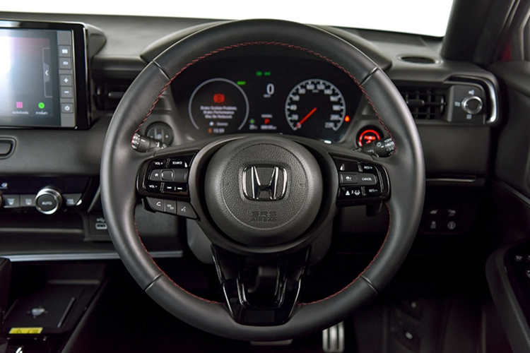 Kết hợp với cụm pin Lithium và 2 mô-tơ điện cho công suất 131 mã lực và mô-men xoắn cực đại 253 Nm. Xe sử dụng kết hợp với hộp số tự động biến thiên vô cấp e-CVT. Xe đi kèm với 3 chế độ lái ECON, Normal và Sport. Khả năng cao HR-V 2022 tại Việt Nam sẽ không dùng động cơ hybrid, thay vào đó là sử dụng động cơ 1.5L tăng áp (174hp + 240Nm) hoặc 1.5L hút khí tự nhiên (119hp +145Nm) như thị trường Úc