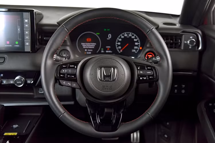 Kết hợp với cụm pin Lithium và 2 mô-tơ điện cho công suất 131 mã lực và mô-men xoắn cực đại 253 Nm. Xe sử dụng kết hợp với hộp số tự động biến thiên vô cấp e-CVT. Xe đi kèm với 3 chế độ lái ECON, Normal và Sport. Khả năng cao HR-V 2022 tại Việt Nam sẽ không dùng động cơ hybrid, thay vào đó là sử dụng động cơ 1.5L tăng áp (174hp + 240Nm) hoặc 1.5L hút khí tự nhiên (119hp +145Nm) như thị trường Úc