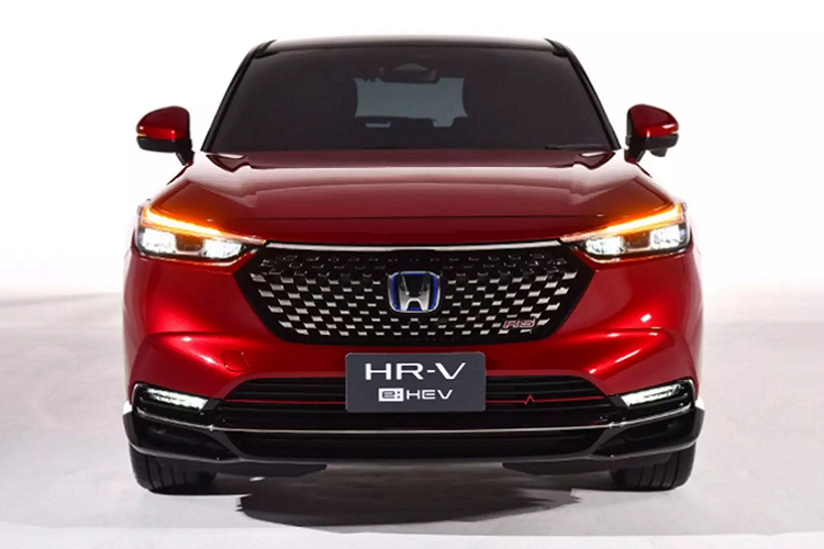 Honda HR-V 2022 tại Việt Nam sở hữu kích thước DxRxC lần lượt: 4.385 x 1.790 x 1.590 mm Chiều dài cơ sở 2.610 mm. Khoảng sáng gầm xe 196 mm. So với thế hệ cũ, HR-V 2022 dài hơn 39 mm, cùng chiều rộng, thấp hơn 15 mm, trong khi chiều dài cơ sở vẫn giữ nguyên.