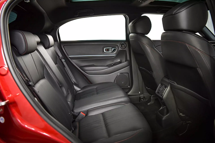 Trang bị phanh tay điện tử và giữ phanh tự động. Đồng hồ lái dùng màn hình TFT 7 inch và analog, hệ thống giải trí sử dụng màn hình cảm ứng 8 inch. Hỗ trợ Apple CarPlay &amp; Android Auto. Hệ thống ra lệnh bằng giọng nói, kết nối không dây Bluetooth, 4 cổng USB, 8 vị trí loa Hệ thống kết nối Honda CONNECT và hơn nữa.