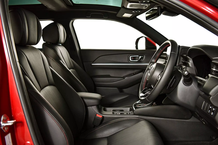 Gương chiếu hậu tự động làm mờ kính, cửa sổ phía trước tự động lên xuống một chạm. Hệ thống sạc điện thoại không dây, vô lăng điều chỉnh 4 hướng, trang bị đèn đọc sách phía sau LED cảm ứng. Đèn LED cho khoang hành lý phía sau, vách ngăn hành lý phía sau và tấm che nắng kép phía trước.