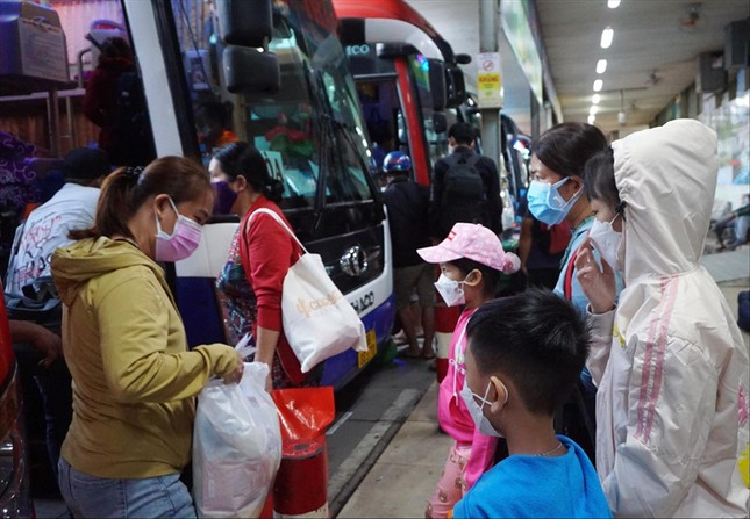San bay, ga tau o TPHCM nhon nhip nguoi ve don Tet