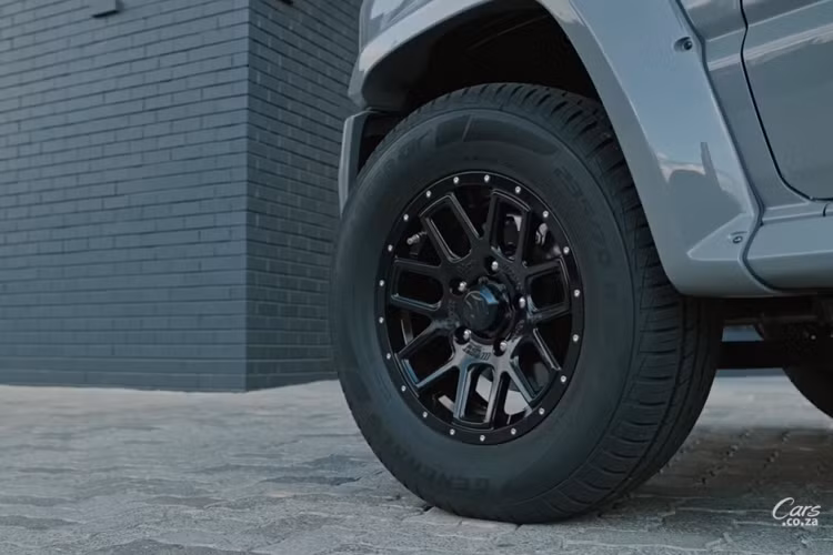 Phần đuôi của chiếc Suzuki Jimny nhái Mercedes G63 này cũng tạo được ấn tượng khá mạnh nhờ vỏ bọc bánh xe dự phòng màu đen mờ và bóng, cánh gió gắn trên nóc xe, và huy hiệu “G mini”.