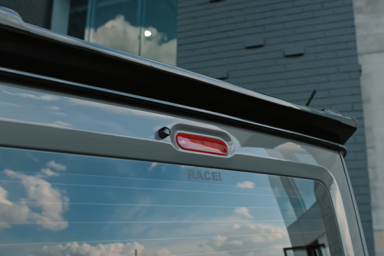 Mặc dù không có trên Jimny cụ thể này, Liberty Walk cũng cung cấp Jimny với bộ ống xả bên hông giống như các mẫu G63 AMG và G65 AMG.