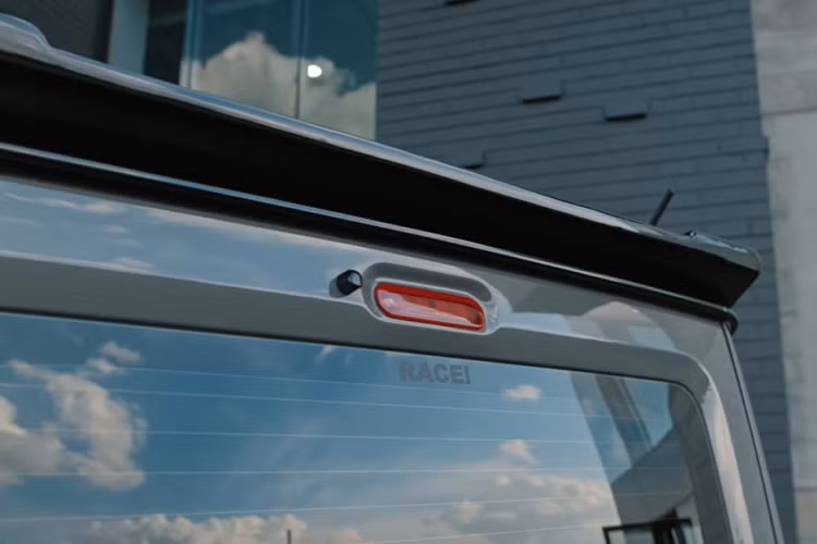 Mặc dù không có trên Jimny cụ thể này, Liberty Walk cũng cung cấp Jimny với bộ ống xả bên hông giống như các mẫu G63 AMG và G65 AMG.