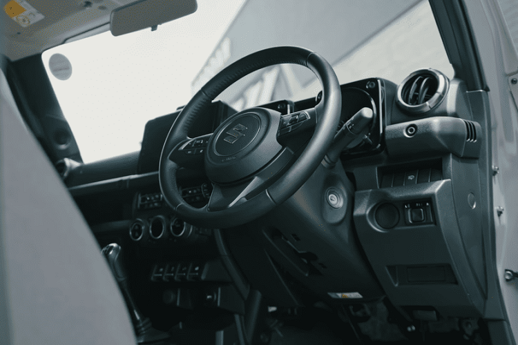 Thật thú vị, ông chủ của Race! tiết lộ với Cars.co.za rằng chiếc Jimny này là phương tiện thu hút nhiều sự chú ý nhất mà họ từng làm. Điều ngay lập tức khiến chiếc Jimny này trở nên nổi bật là một bộ kit widebody từ Liberty Walk. Chúng ta có thể thấy rằng chủ sở hữu của chiếc Jimny này về cơ bản đã lựa chọn hầu hết các tùy chọn có sẵn mà Liberty Walk cung cấp cho chiếc xe địa hình 2 cửa nhỏ bé.