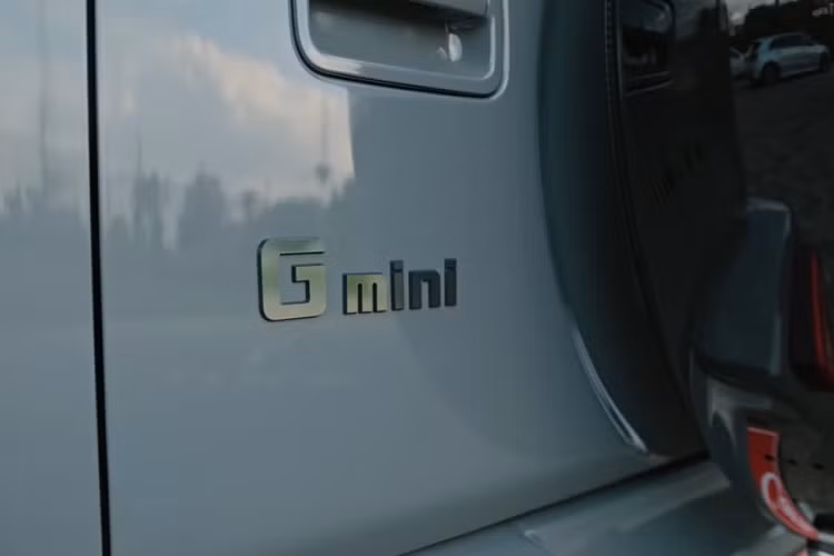 Bộ la-zăng hậu mãi được hoàn thiện với màu đen cũng bắt mắt và giúp hoàn thiện vẻ ngoài của chiếc xe cá tính. Cuối cùng, nó được phủ một lớp sơn hoàn thiện màu xám quân sự để tăng thêm vẻ “dữ dằn” và sang trọng.