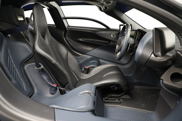 Chiếc McLaren Speedtail này đã chạy tổng cộng 593 km, không rõ xe được chào bán với giá bao nhiêu nhưng chúng ta có thể tham khảo giá của chiếc Speedtail màu cam từng thuộc sở hữu của Michael Fux (trùm ngành chăn đệm thế giới).