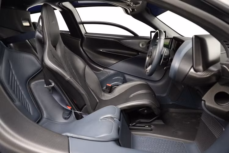 Chiếc McLaren Speedtail này đã chạy tổng cộng 593 km, không rõ xe được chào bán với giá bao nhiêu nhưng chúng ta có thể tham khảo giá của chiếc Speedtail màu cam từng thuộc sở hữu của Michael Fux (trùm ngành chăn đệm thế giới).