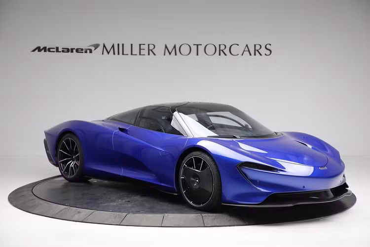 Siêu phẩm McLaren Speedtail này được hoàn thiện trong màu sơn xanh dương Burton Blue, đi kèm hàng loạt chi tiết làm bằng sợi carbon mờ ở ngoại thất, gồm bộ chia gió phía trước, ốp bên hông, ốp hốc bánh xe phía trước và bộ khuếch tán hầm hố phía sau.