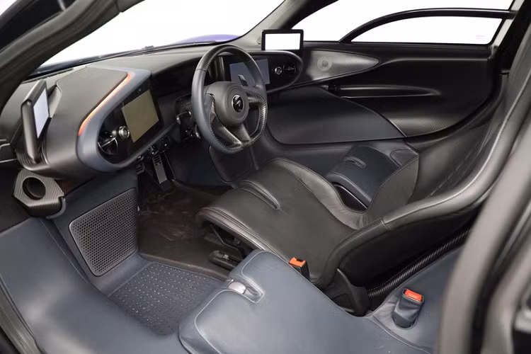 McLaren Speedtail là mẫu xe có cấu tạo "không đụng hàng" với bất kỳ chiếc xe thương mại nào khác trên thế giới, xe có cấu tạo chỉ 3 chỗ ngồi theo cấu hình 1-1-1. Trong đó, người lái sẽ ngồi ở vị trí trung tâm chiếc xe và hai ghế phụ bên cạnh được đặt lệch xuống phía dưới. Toàn bộ phần gương chiếu hậu hai bên xe được thay thế bằng camera và hiển thị tới người lái thông qua bộ đôi màn hình trong khoang cabin. 