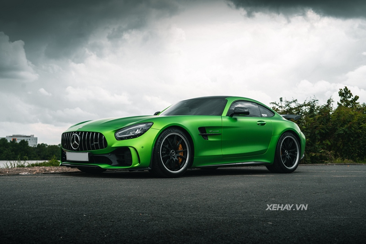Ở bên ngoài, siêu xe Mercedes-AMG GT R khác biệt với những chiếc AMG GT Coupe thông thường thông qua các chi tiết khí động học tăng cường như bộ chia gió trước và lưới tản nhiệt dạng Panamericana với các thanh ngang mở rộng.