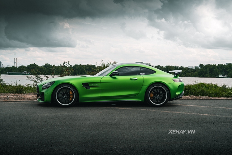 Được biết, chiếc Mercedes-AMG GT R thứ 2 của Việt Nam đã có chủ nhân và đang được một nhà độ xe trong nước thực hiện một số tinh chỉnh để nâng cấp hiệu năng giúp siêu xe thể thao Đức trở nên mạnh mẽ hơn nữa. Giá xe Mercedes-AMG GT R chính hãng từ 11,6 tỷ đồng.