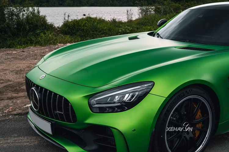 Ngoài các trang bị an toàn cơ bản của Mercedes-Benz, AMG GT R còn có thêm các công nghệ phục vụ cho việc đua gồm hệ thống treo AMG Drive Control, hệ thống lái trợ lực điện thể thao AMG, khóa vi sai chống trượt cho cầu sau AMG, điều khiển lực kéo 9 cấp độ AMG Traction Control,… cùng cánh chia gió chủ động nằm ở cản sau, tự động hạ góc nghiêng xuống thêm 40 mm khi chạy ở chế độ Race ở tốc độ trên 80km/h, tăng thêm 40 kg lực nén khi ở vận tốc khoảng 250km/h.