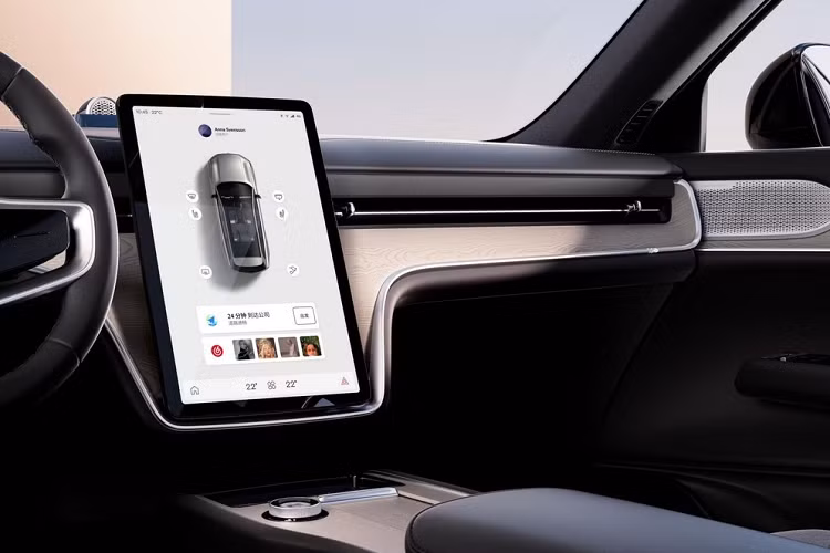 Ngoài ra, Volvo EX90 2024 còn có hệ thống kết nối 5G và 25 loa Bowers &amp; Wilkins, mang đến chất lượng âm thanh tương đương Dolby Atmos. Đây cũng là mẫu xe Volvo đầu tiên được trang bị hệ thống âm thanh này.