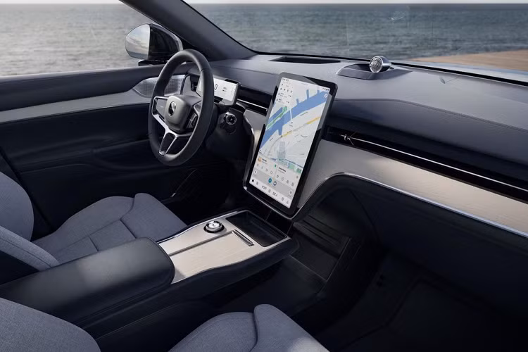 Đặc biệt, xe còn có công nghệ Driver Understanding, sử dụng camera bên trong xe để liên tục giám sát các hành động và sức khỏe của người lái để hỗ trợ hoặc nhắc nhở khi cần thiết nhằm đảm bảo an toàn. Điểm nhấn còn lại của Volvo EX90 2024 chính là hệ truyền động. Theo đó, mẫu xe này được chia thành 2 cấu hình, bao gồm Twin Motor và Twin Motor Performance, đều dùng 2 mô-tơ điện trên 2 cầu.