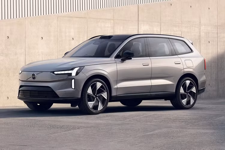 Trong khi đó, với cấu hình Twin Motor Performance, mẫu SUV thuần điện này được trang bị mô-tơ điện trên cầu trước mạnh 268 mã lực và 490 Nm. Mô-tơ điện trên cầu sau có sức mạnh tương ứng là 241 mã lực và 420 Nm. Kết hợp với nhau, 2 mô-tơ điện mang đến công suất tổng cộng 510 mã lực và mô-men xoắn cực đại 910 Nm cho Volvo EX90 2024. Nhờ đó, xe có thể tăng tốc từ 0-100 km/h trong thời gian 4,9 giây.