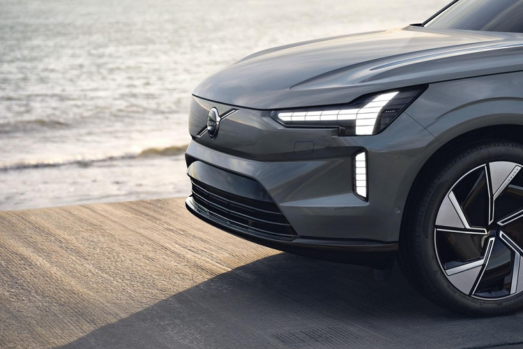 Theo phương châm "thiết kế đi sau tính năng", Volvo EX90 2024 sở hữu ngoại hình về cơ bản là giống với XC90. Tuy nhiên, là ô tô điện nên mẫu SUV này có thiết kế đơn giản hơn. Trên đầu xe, Volvo EX90 2024 được trang bị cản trước nổi bật với hốc gió trung tâm màu đen và cụm đèn pha LED hình búa Thor đặc trưng.