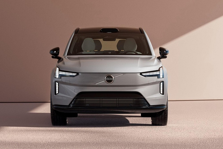 Mẫu SUV thuần điện đầu bảng của hãng Volvo sở hữu chiều dài 5.037 mm, chiều rộng 1.964 mm, chiều cao 1.747 mm và chiều dài cơ sở 2.985 mm. So với đàn anh Volvo XC90, mẫu xe này dài hơn, rộng hơn, thấp hơn trong khi chiều dài cơ sở chỉ nhỉnh hơn đúng 1 mm.