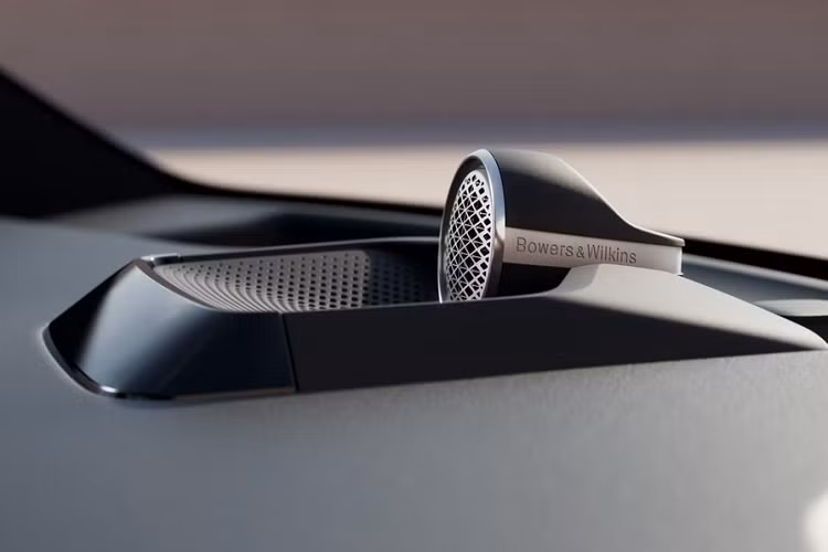 Tiếp theo đó là nội thất bọc bằng chất liệu thân thiện với môi trường như vỏ chai tái chế, ghế bọc len pha nỉ, chất liệu gỗ ốp bền vững, vô lăng 3 chấu tích hợp nút cảm ứng, màn hình hiển thị thông tin kính lái, núm xoay chỉnh các tính năng đa phương tiện, sạc điện thoại thông minh không dây, cổng USB Type C và hộc đựng cốc có nắp che.