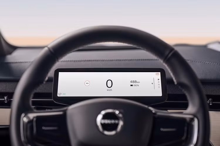 Mặt táp-lô của xe được ốp gỗ và bao quanh bằng nẹp kim loại, tạo cảm giác sang trọng. Để thay thế các nút bấm cơ học, hãng Volvo trang bị bảng đồng hồ kỹ thuật số và màn hình cảm ứng trung tâm 14,5 inch nằm dọc cho mẫu SUV thuần điện này. Màn hình trung tâm sử dụng hệ điều hành Android Automotive nên có nhiều tính năng Google được tích hợp sẵn. Tuy nhiên, màn hình này vẫn hỗ trợ cả Apple CarPlay.