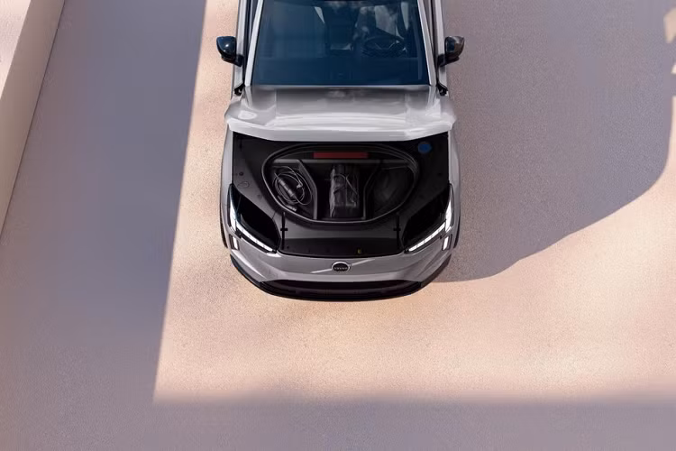 Tương tự Hyundai, đèn pha của mẫu xe điện này đi kèm dải đèn LED định vị ban ngày dạng điểm ảnh (pixel), kéo dài từ nắp ca-pô xuống cản trước. Nằm bên dưới nắp ca-pô của mẫu xe này là cốp chứa đồ nhỏ có thể tích 37 lít.