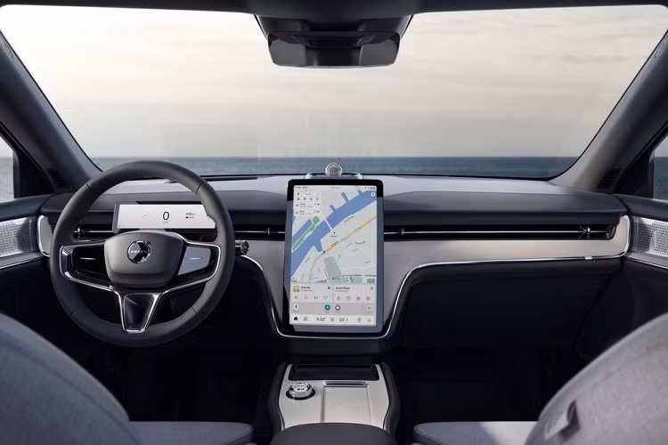 Ở hai bên kính chắn gió sau là dải đèn nằm dọc, kéo dài đến cánh gió mui. Tương tự ngoại thất, nội thất của Volvo XC90 thế hệ mới cũng được thiết kế theo phong cách tối giản. Điều này được thể hiện qua cửa gió điều hòa nằm kéo dài trên mặt táp-lô và sự biến mất của các nút bấm cơ học.