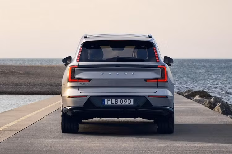 Vòng về phía sau, chúng ta sẽ bắt gặp những đường dập gân thẳng thớm và tay nắm cửa nằm chìm vào thân xe. Thiết kế này mang đến sự liền lạc cho sườn xe đồng thời giảm hệ số lực cản không khí. Trong khi đó, đằng sau EX90 2024 xuất hiện cụm đèn hậu hình chữ "C" tương tự xe điện hạng sang Polestar 2 cũng do Volvo sản xuất. 