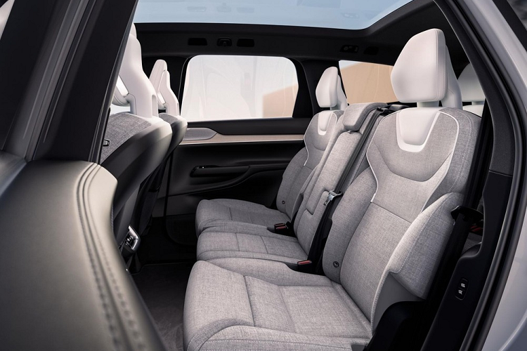 Nhờ đó, mẫu SUV thuần điện này những tính năng an toàn tiêu chuẩn như hệ thống kiểm soát hành trình, đưa xe vào giữa làn đường, phanh khẩn cấp tự động, phát hiện điểm mù và cảnh báo phương tiện cắt ngang khi lùi. Những trang bị này mang đến khả năng tự lái cấp độ 2 cho Volvo EX90 2024.