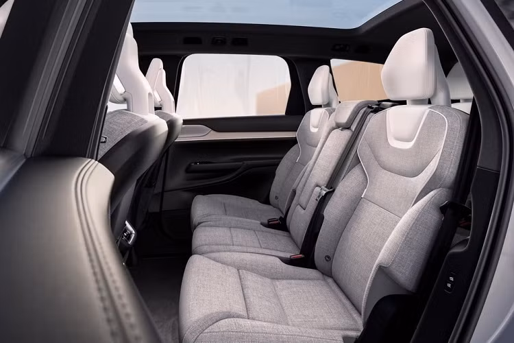 Nhờ đó, mẫu SUV thuần điện này những tính năng an toàn tiêu chuẩn như hệ thống kiểm soát hành trình, đưa xe vào giữa làn đường, phanh khẩn cấp tự động, phát hiện điểm mù và cảnh báo phương tiện cắt ngang khi lùi. Những trang bị này mang đến khả năng tự lái cấp độ 2 cho Volvo EX90 2024.