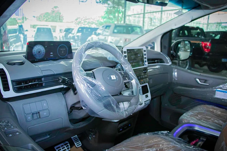 Về nội thất, Hyundai Staria 2022 phiên bản Premium này có cấu hình 7 chỗ ngồi với 3 hàng ghế bố trí 2/2/3. Ở phiên bản cao cấp này, nội thất xe sử dụng ghế bọc Da, ghế lái chỉnh điện 12 hướng. Hàng ghế sau có sưởi, thông gió và chỉnh điện ngã lưng.