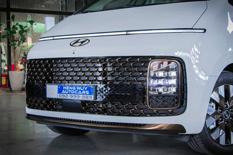 So với phiên bản thông thường, phiên bản Premium cao cấp này sở hữu nhiều chi tiết khác biệt như mâm, lưới tản nhiệt, gương chiếu hậu, logo xe,… được sơn màu Chrome Vàng tạo nên phong cách sang trọng và cao cấp.