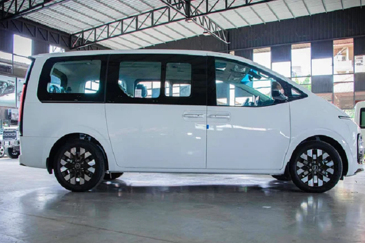 Phiên bản này sử dụng động cơ dùng máy dầu 2.2L tăng áp CRDi, kết hợp với hộp số 8 cấp, đi kèm với hệ dẫn động bốn bánh toàn thời gian (H-TRAC). Đây là cấu hình cao cấp nhất của Hyundai Staria 2022 máy dầu.