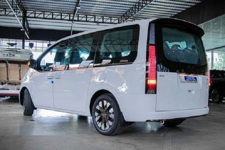 Nếu được phân phối chính hãng trong thời gian sắp tới, Hyundai Staria 2022 sẽ trở thành lựa chọn xe MPV cỡ lớn mới mẽ trong phân khúc. Mẫu xe này hứa hẹn sẽ hấp dẫn khách hàng ở thiết kế hiện đại, đi kèm với nhiều trang bị “đồ chơi” tiện nghi và hỗ trợ lái.