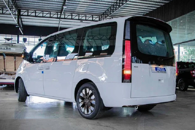 Chưa hết, xe có nhiều trang bị tiện nghi đáng nói như: Đèn LED trang trí nội thất 64 màu, sạc điện thoại không dây, các cổng sạc USD tiện lợi. Cửa sổ trời toàn cảnh, cửa sổ điện chống kẹt. .