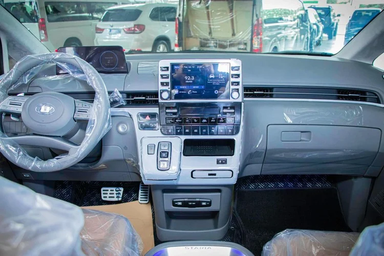 Cụ thể, xe sử dụng động cơ dầu 4cyl 2.2L tăng áp cho công suất tối đa 177 mã lực tại 3.800 vòng/phút và mô-men xoắn cực đại 430Nm tại dải vòng tua 1.500 – 2.500 vòng/phút. Sức mạnh được truyền xuống bốn bánh (H-TRAC; AWD), thông qua hộp số tự động 8 cấp (8AT).