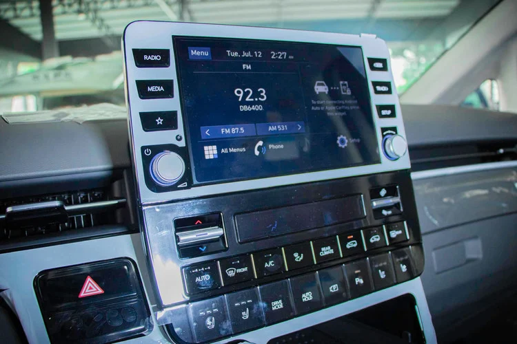 Cửa hậu đóng mở bằng điện. Hệ thống đóng mở cửa sau mà không cần dùng tay. Nội thất được thiết kế đơn giản, nhưng hiện đại và thân thiện với người dùng.