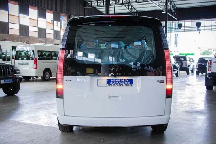 Tại Việt Nam, mẫu xe MPV Hyundai Staria 2022 này chưa được phân phối chính hãng. Hiện tại chỉ có xe phiên bản chở tiền phục vụ cho ngân hàng (nhập Hàn) được nhập về nước với số lượng hạn chế.