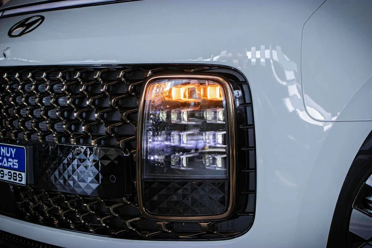 Xe đi cùng với nhiều trang bị options “đồ chơi” hiện đại như hệ thống thông tin giải trí với màn hình cảm ứng 8 inch, màn hình hỗ trợ lái LCD 10,25 inch, cần số kiểu nút bấm như Hyundai SantaFe.